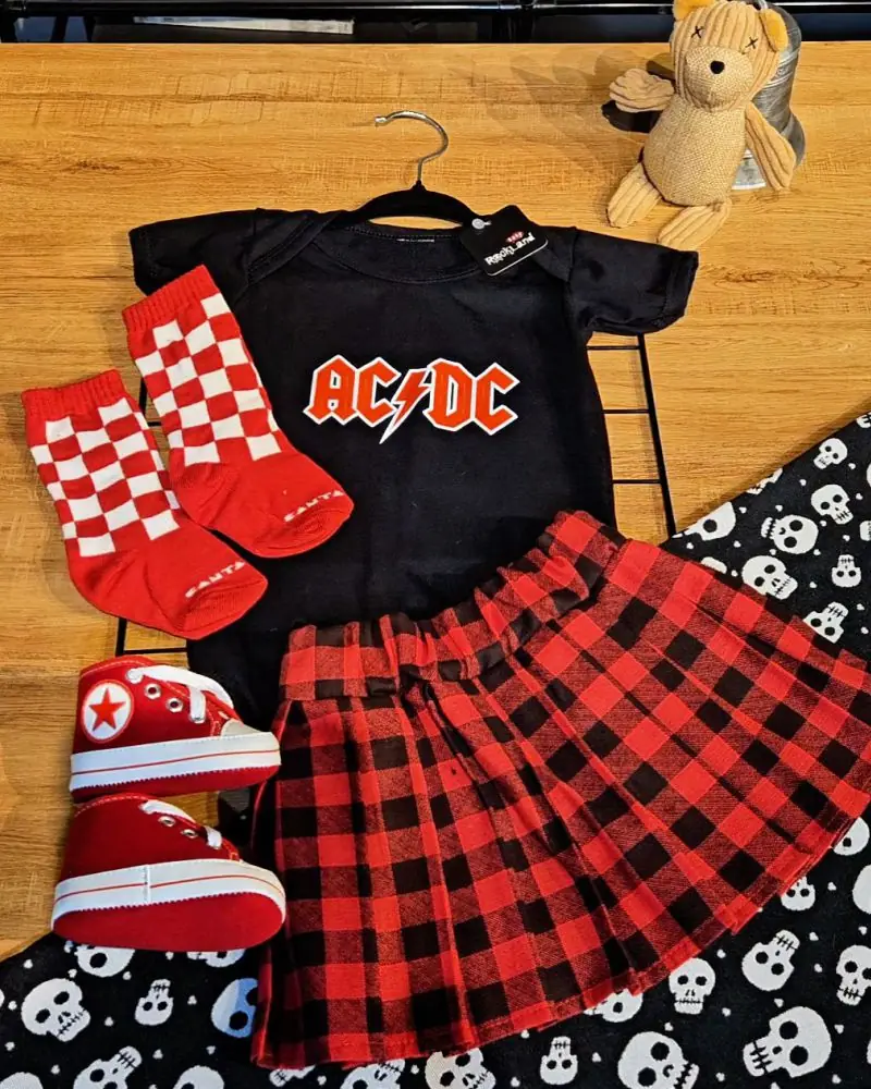 Roupa bebê ACDC com body preto e peças xadrez vermelhas
