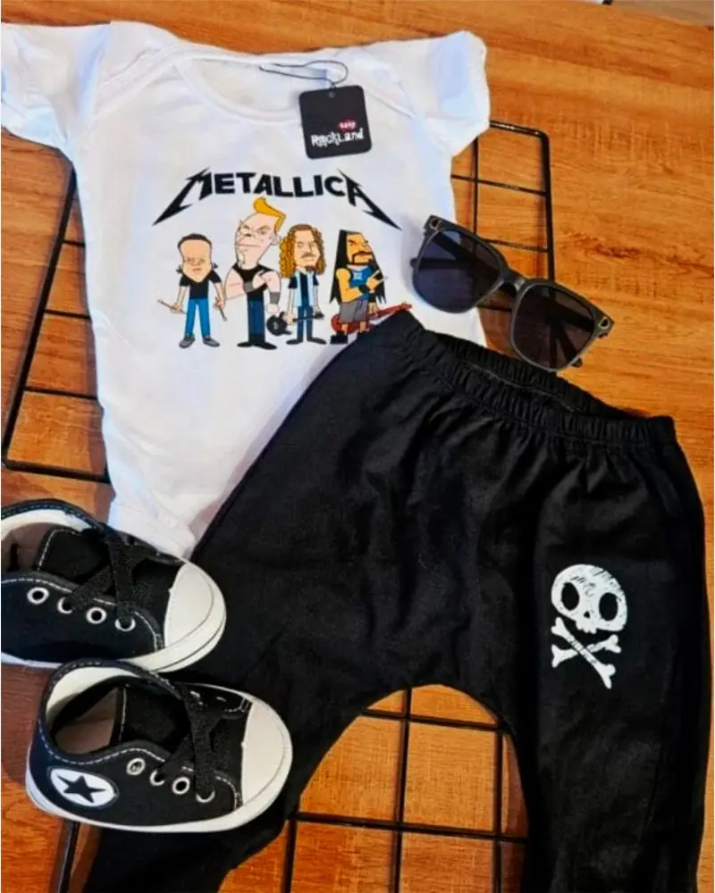 Roupa bebê Metallica com body branco, calça preta e tênis