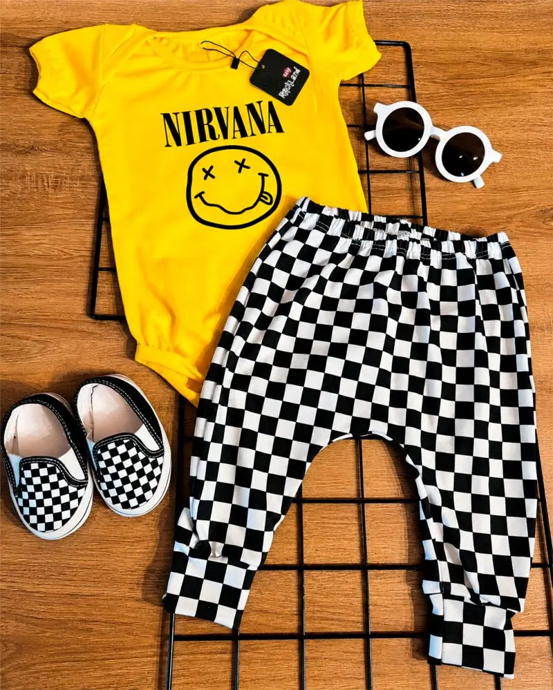 Look de bebê rock inspirado no Nirvana com body, calça quadriculada. sapatinho e óculos bebê