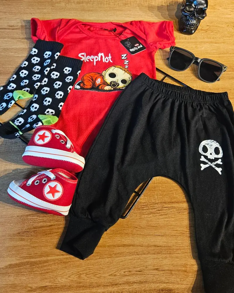 Roupa bebê Slipknot com body SleepNot vermelho, calça preta, meia e sapatinho