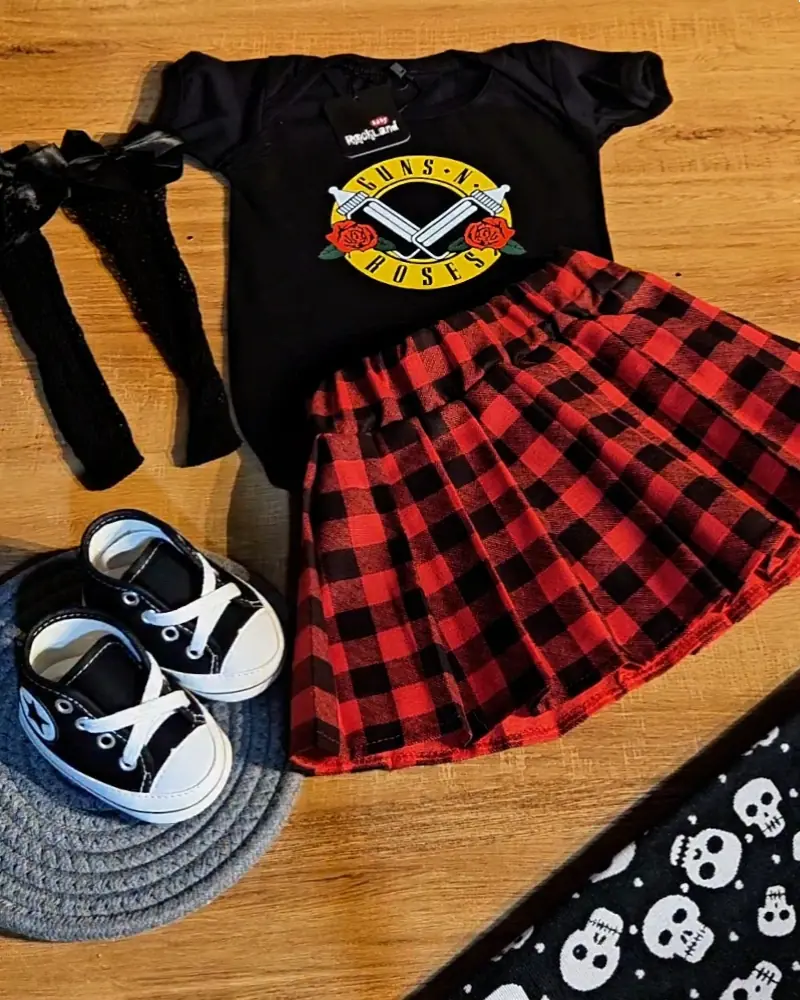 Roupa bebê Guns N' Roses com body preto, saia xadrez vermelha e sapatinho